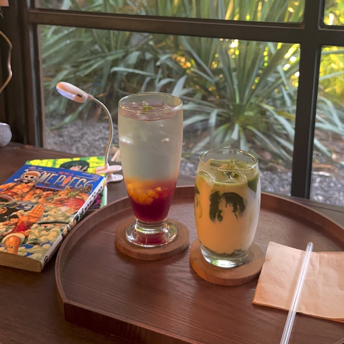 📍연희동 동경책방

조용한 무드의 책방 겸 카페
카페에 라디오를 틀어놓으셔서 무드 기깔나고 。。
아니 걍 카페 분위기가 넘후 조아요
곳곳에 필사한 메모들 읽는 재미도 잇뜸
만화책 많아여 오타쿠들 집합~!~!~!!~🫡

#나나의_맛집탐방기
#재민아_밥먹어