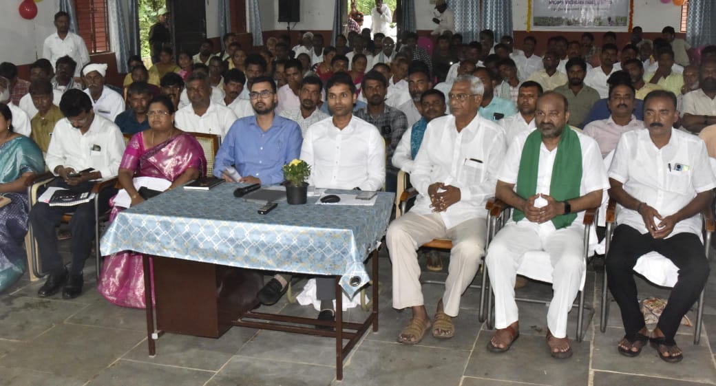 Collector_KMM's tweet photo. జిల్లా గ్రంధాలయం తనిఖీ

రైతు రుణమాఫీ అమలుపై అధికారులతో సమీక్ష

వివిధ ప్రాజెక్టు పనుల పురోగతిపై సమీక్ష

వి. వెంకటాయపాలెం రైతు వేదికలో రైతు రుణమాఫీ సంబరాలు

ఇంటిగ్రేటెడ్ వెజ్ అండ్ నాన్ వెజ్ మార్కెట్ సందర్శించిన ఖమ్మం జిల్లా కలెక్టర్ ముజమ్మిల్ ఖాన్ https://t.co/9auzBIt4O8