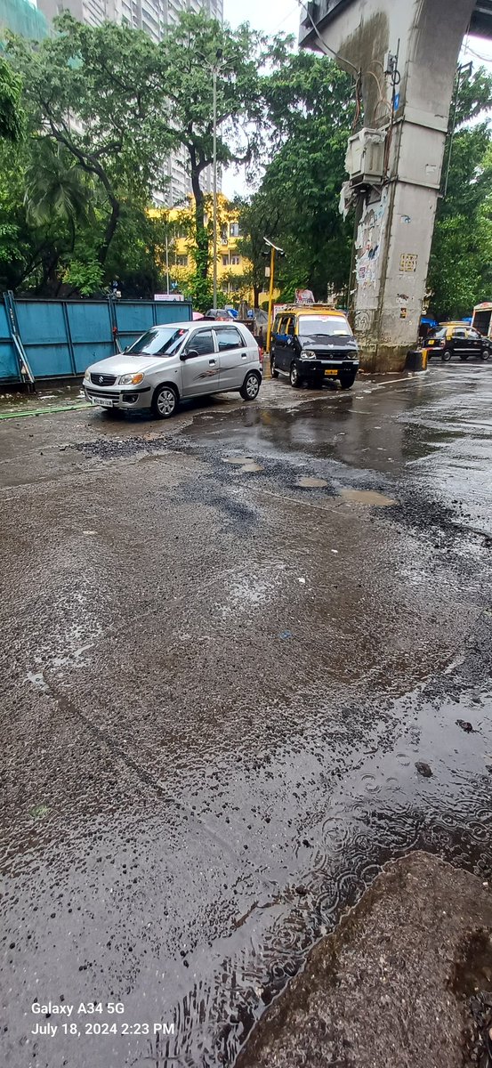 sssmspeaks's tweet photo. @mybmc व @mybmcWardFS आचार्य दोंदे मार्गावरील परळ गाव नाका येथील रस्त्याला पावसामुळे खड्डे पडले आहे कृपया सदर रस्त्याची डागडुजी करावी ही विनंती. https://t.co/BkhAurIg2o