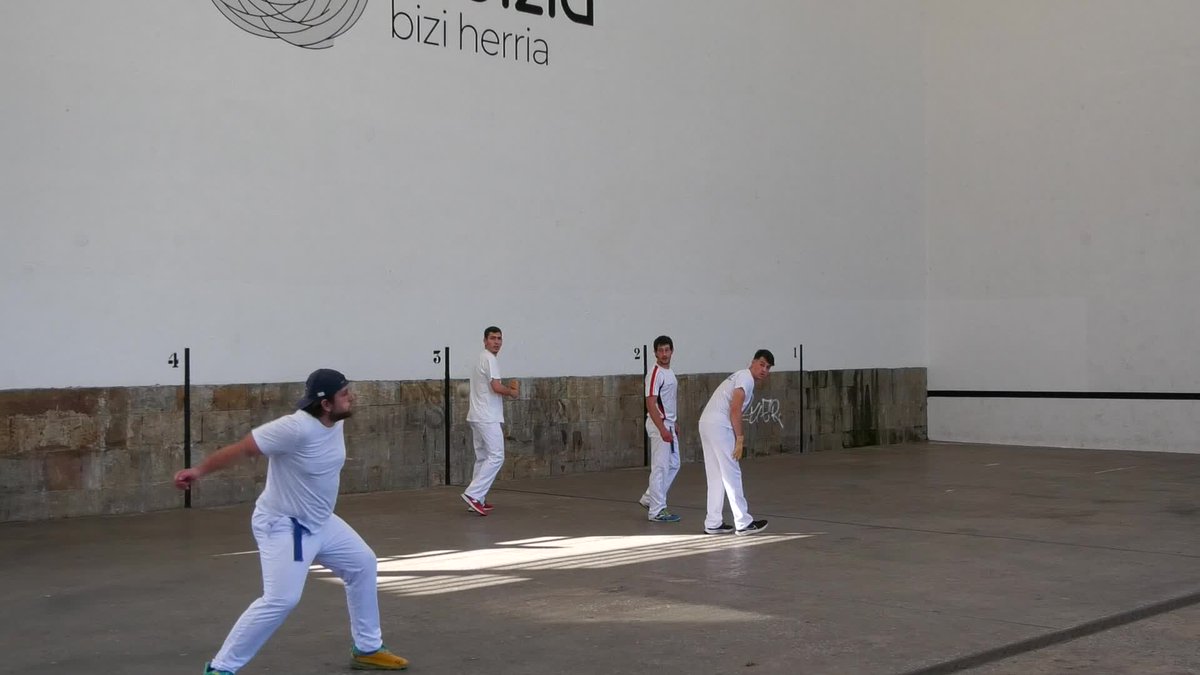 Ordiziako eskuz binakako pilota txapelketa herrikoiak baditu txapeldunak.
Nagusienean, urrezko ligakoan, Guti eta Erauskin gailendu ziren Otegi eta Mujikaren aurka.

👉labur.eus/zUm6o

#gitb #goierritelebista #pilota #ordizia