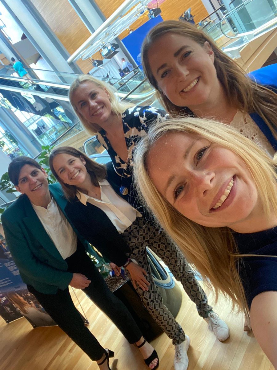 ⚡️ Female power!

🙌 Great meeting with some newly elected members of the #ITRE Committee. I look forward to working with you in the months ahead.