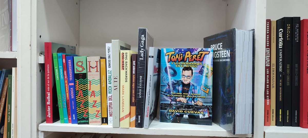José Manuel Serrano Cueto (@jmserranocueto) on Twitter photo El amigo <a href="/DCuevasC/">David Cuevas</a> también ha llegado a la librería Manuel de Falla de Cádiz con su "Toni Peret" de <a href="/AppleheadTeam/">Editorial Applehead Team</a> El amigo <a href="/DCuevasC/">David Cuevas</a> también ha llegado a la librería Manuel de Falla de Cádiz con su "Toni Peret" de <a href="/AppleheadTeam/">Editorial Applehead Team</a>