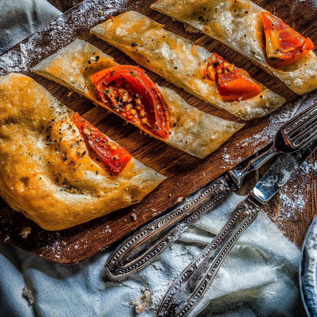 Una de nuestras recetas favoritas: #CocaFina elaborada con Envero de la variedad Serrana de Espadán y tomates frescos🍅🌱

Receta: Extiende la masa para coca, rocía con nuestro #AOVE, añade rodajas de tomate y hornea a 200°C hasta dorar. Añade albahaca fresca al servir ¡Disfruta!
