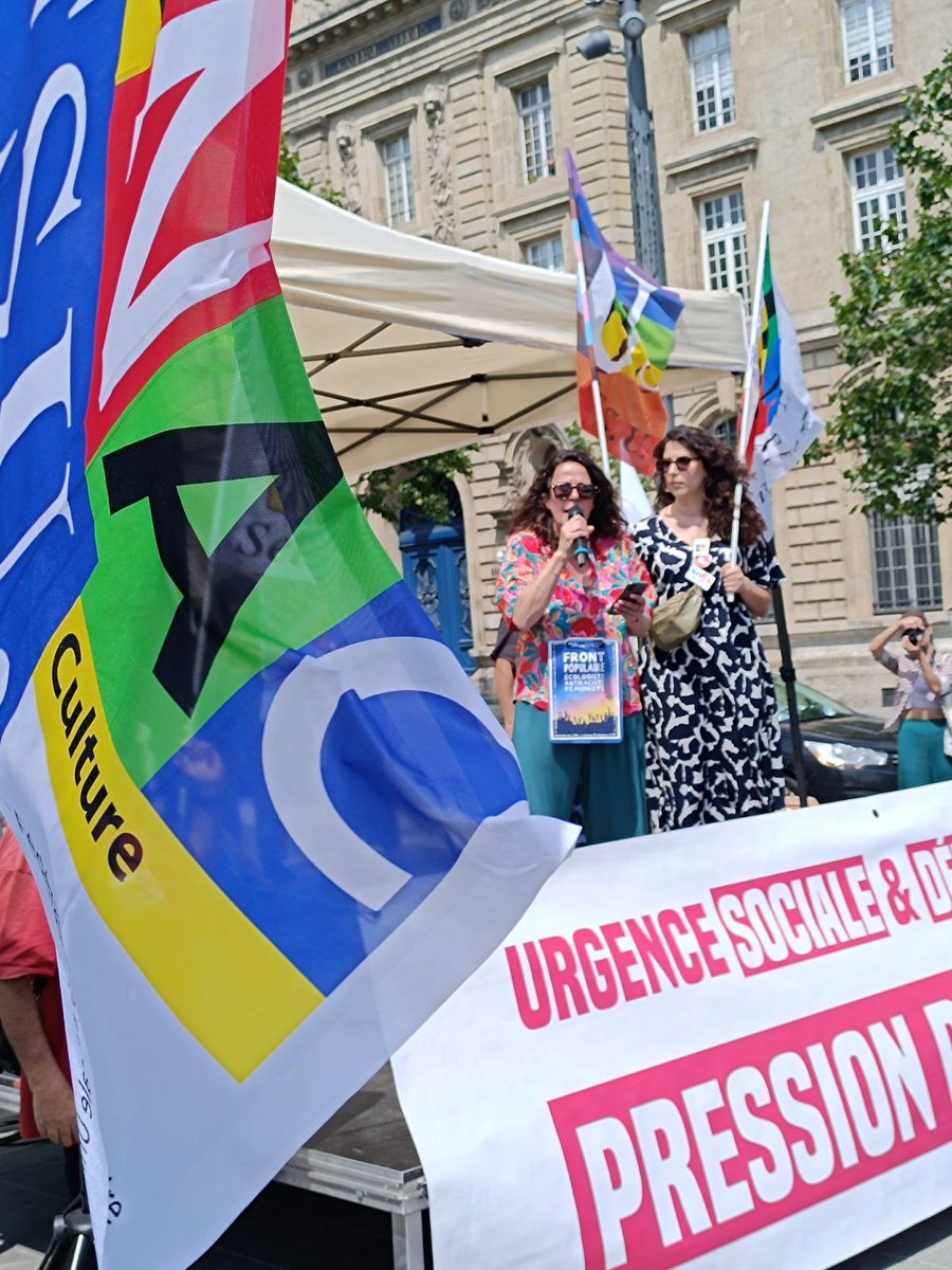 MinaElAzzouzi's tweet photo. Intervention de @TrarieuxMagalie pour la @FsuIdf place de la République à Paris pour faire #pressionpopulaire face à l' #urgencesocialeetdemocratique 
Vite un gouvernement et programme de rupture du #NouveauFrontPopulaire #nfp ! ✊
À l'appel de la #cgt #attacfrance et #LDH https://t.co/KFWNBVCPpX