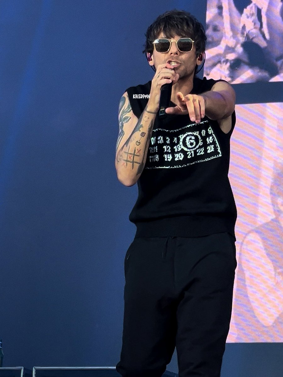 krisdpmn's tweet photo. louis tomlinson https://t.co/drciMEufg8