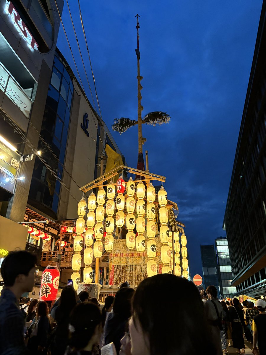 mayu_beatle's tweet photo. 祇園祭の宵山、19時過ぎのこの空の色と提灯の色がすごく綺麗で好き https://t.co/Tv74lzwrJu