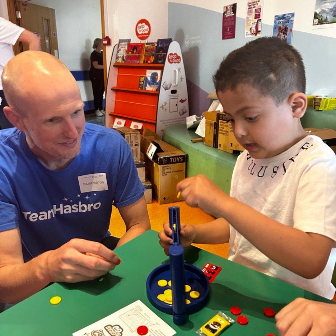 spreadasmileuk's tweet photo. Last week, our entertainers were joined by @Hasbro for an in-person visit to @SotonChildHosp 
With magic, fairies, music, games, Play-Doh &amp; more, the team met 64 patients, spreading smiles and joy across all of the hospital’s paediatric inpatient wards.🙂https://t.co/i6STpp7hf5 https://t.co/QmrGc3qtMv