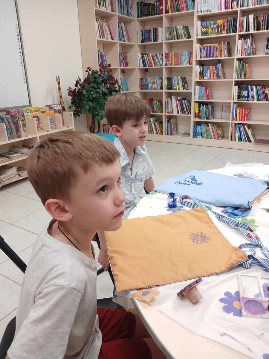 LibraryUkraine's tweet photo. Eco-bag painting workshop at the Library for Children in Priorka! Young craftsmen used the ancient "vybijka" technique to create unique bags, showcasing their vision and creativity.
#HealthyLibraries #EcoBags #Creativity https://t.co/Z3UKIsoTnm