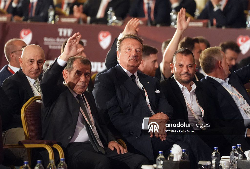 Sezon boyunca federasyonu 5 kez istifaya davet eden Galatasaray'ın başkanı, mevcut TFF başkanını ibra etti.

YAKIŞIR!