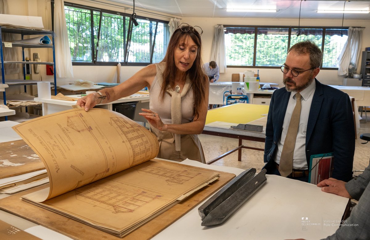 Prefet19's tweet photo. #PatrimoineVivant | 📚 Visite de la Reliure du Limousin, labellisée entreprise du patrimoine vivant et leader français de la restauration de livres anciens, de reliure administrative et de numérisation. Reconnue à l'international, elle forme aussi des jeunes en apprentissage. https://t.co/oW2kpDiTiT