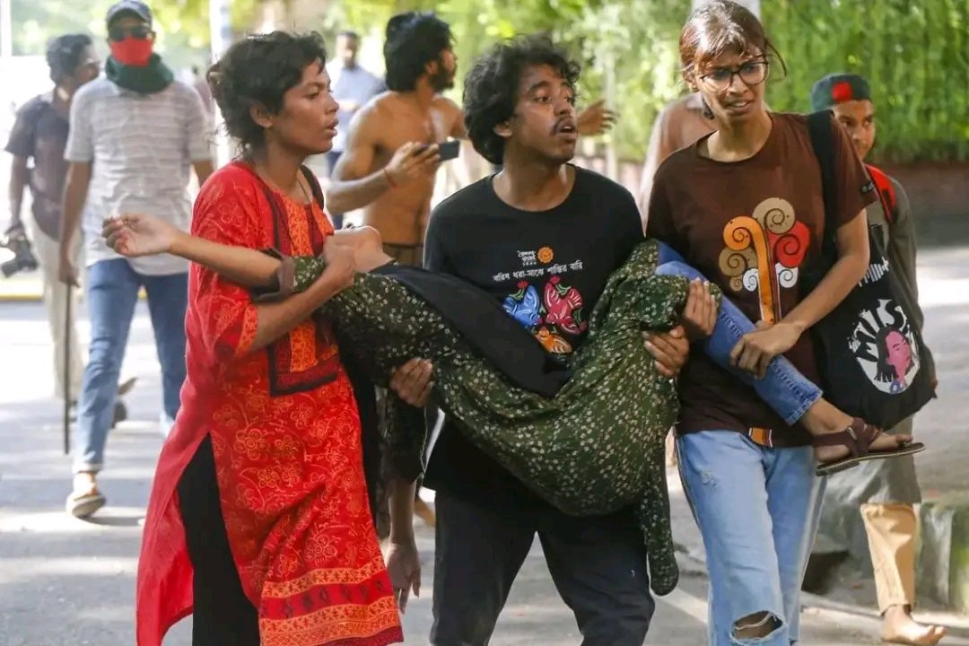 mscrafi's tweet photo. Please help by spreading #BangladeshiStudentsProtests. Over 60 people died and are still dying every hour. Thousands of people are seriously injured. We're in need of help.

Please retweet it to spread it as much as possible.🙏🙏
#SaveBangladeshiStudents https://t.co/ZYrK8TsI5p