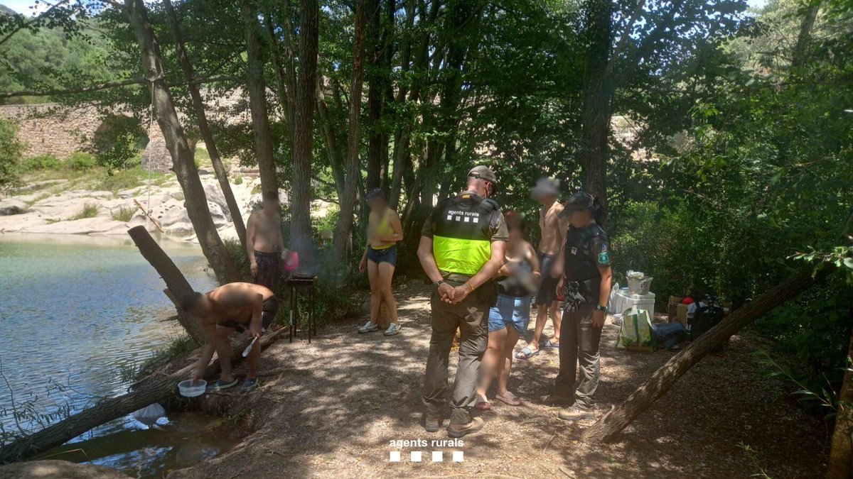 agentsruralscat's tweet photo. Denunciem un grup de persones per fer foc amb una barbacoa dins l'EIN de la Serra de Picancel a Cercs (Berguedà).

❌ Som en període d'alt perill d'incendi! Recorda que és totalment prohibit fer foc a menys de 500 m de terreny forestal.

✅ Prevenir els incendis depèn de tothom! https://t.co/olvoLKjZqu