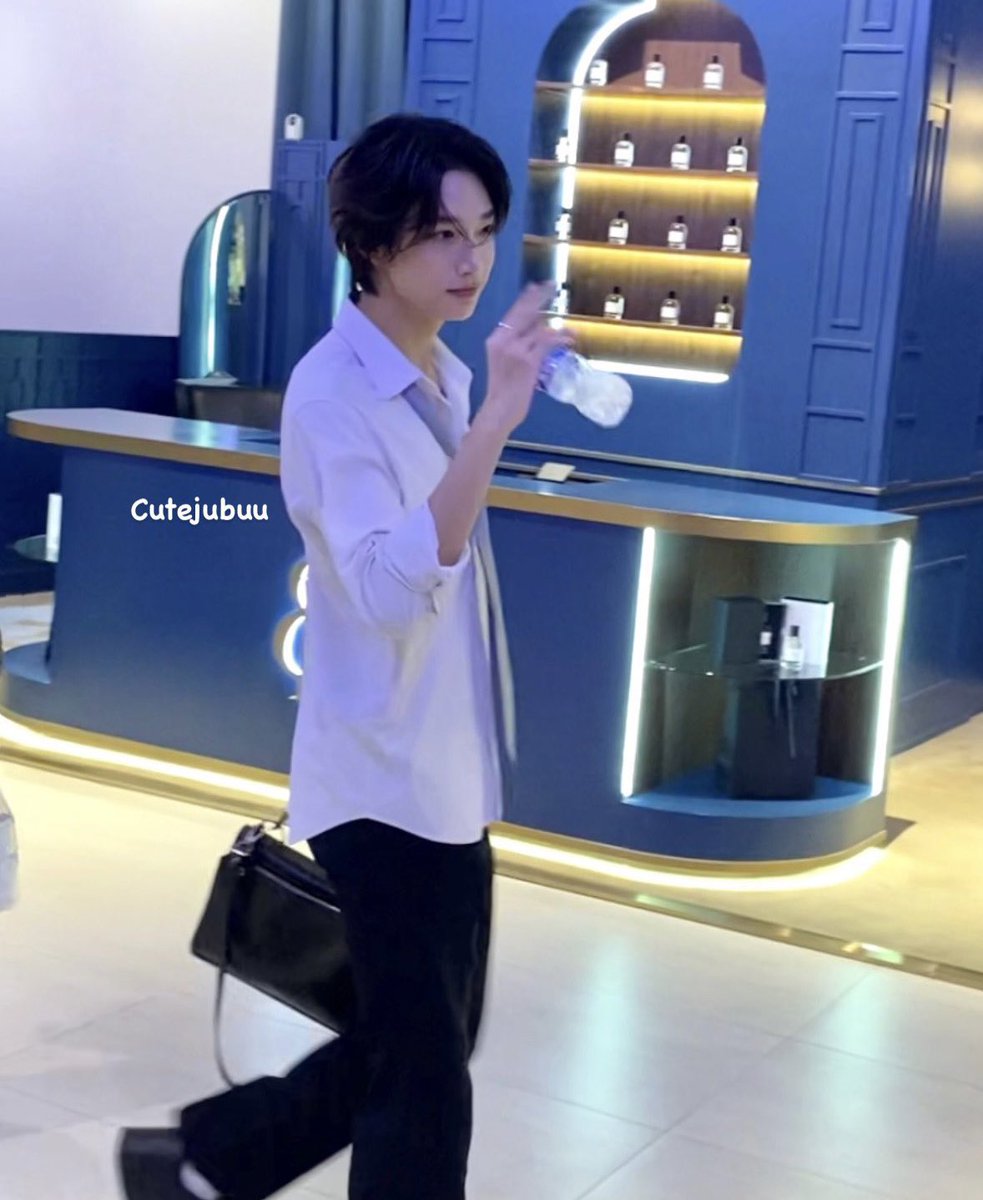 เหมือนเดินมาคุมแฟนอะ 😳