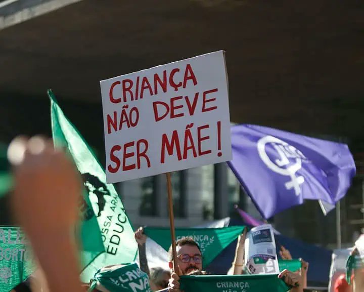 KateBrasil_'s tweet photo. Uma menina de 13 anos, vítima de estupro, está sendo impedida pela justiça de Goiás de acessar o direito ao aborto. A própria menina nasceu de uma gravidez infantil, quando sua mãe tinha apenas 12 anos. 

#SalvemAMeninadeGoiás #CriançaNãoÉMãe https://t.co/jKBPf04ZqA