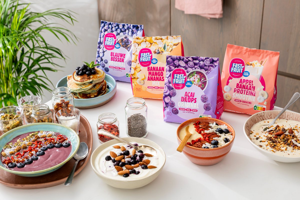 Agrifoodclicks's tweet photo. Fast Fruit lanceert een vernieuwde verpakking voor zes varianten en -mixen waaronder nieuwe proteïne-smoothies. Het vers gevroren fruit zit in  portieverpakkingen die het eten van vers fruit gemakkelijjk maken. https://t.co/ijGyawlotP