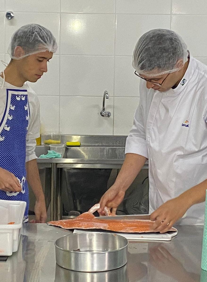 RafaelGreca's tweet photo. #FASTrabalho #CursoDeSushiMan Na cozinha experimental do Liceu de Ofícios de Gastronomia da Casa Culpi, em Santa Felicidade, quinze pessoas estão aprendendo a fazer comida crua japonesa. https://t.co/lH6Dx2ac0j
