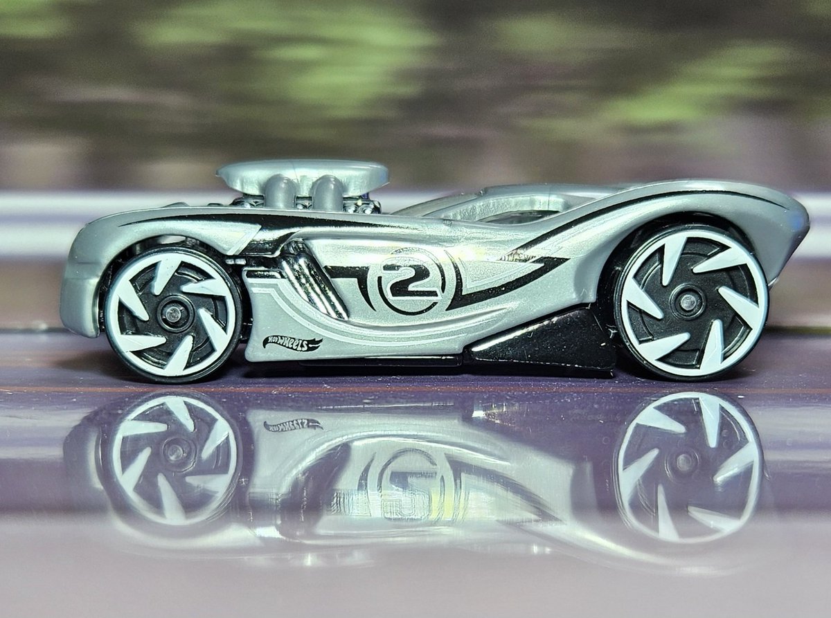 MAATOMO58's tweet photo. #HOTWHEELS8
 #8carpack
 #16ANGELS
 #ホットウィール  #HotWheels

初登場は2004年と20年前。
車名の16は16気筒エンジンから取ったものらしいけど謎車だよね https://t.co/QIeDHZFLtI