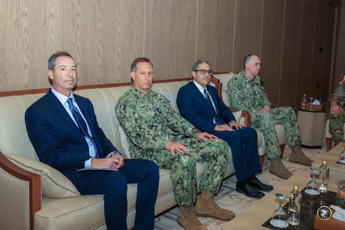 #صور| جانب من لقاء رئيس أركان القوات البرية اللواء  "صدام حفتر" بوفد أمريكي على رأسه نائب  قائد القيادة الأمريكية في أفريقيا (أفريكوم) الفريق "جون بيرنان"،لمناقشة  تعزيز التعاون بين الجيش الليبي والولايات المتحدة في  مكافحة الإرهــاب. #الساعة24 #ليبيا
