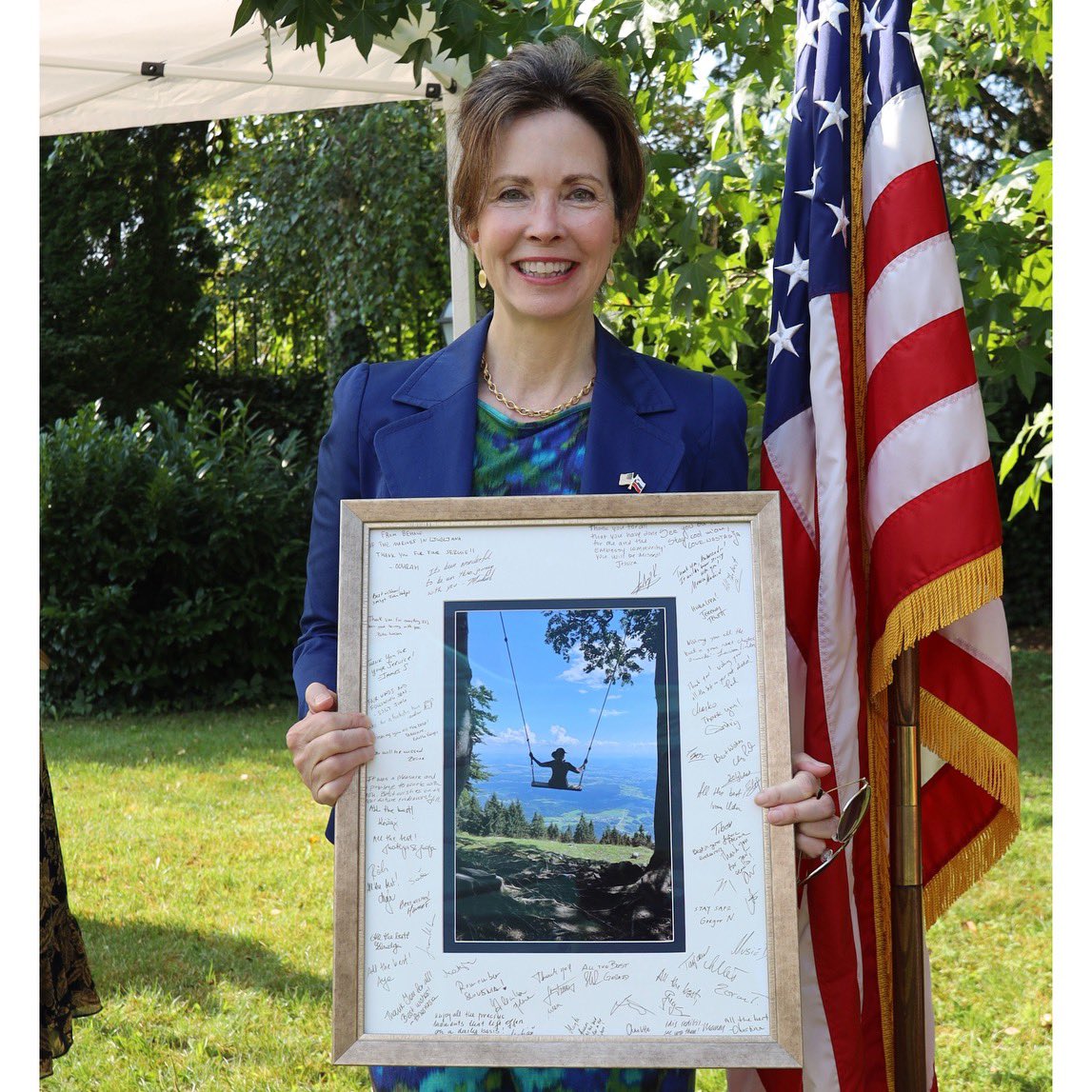 I received two incredibly meaningful gifts from @USEmbassySLO today — a United States flag flown over the Embassy and one of my favorite photos from my time in Slovenia, signed by members of our Embassy team.