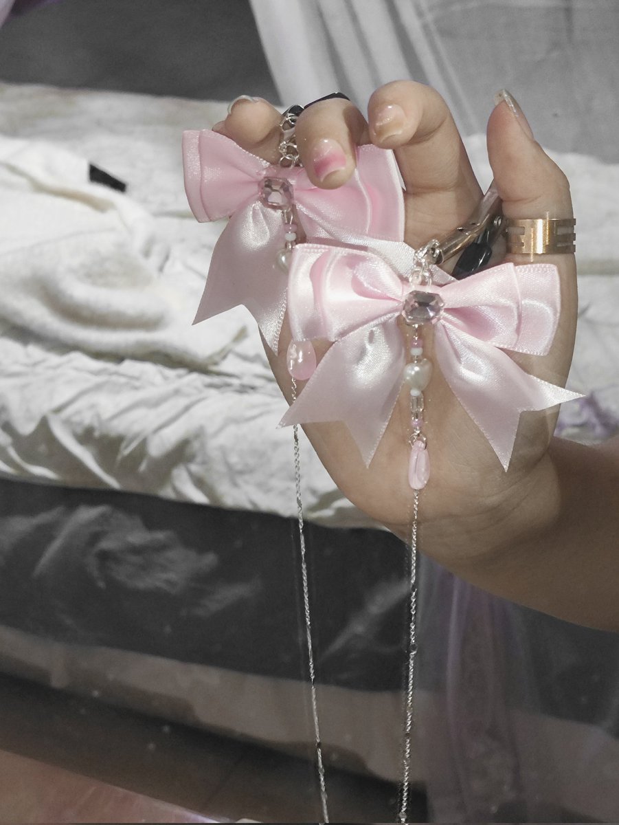 抽一个粉丝免邮送乳夹！
咕咕了很久之后终于做出来了
因为是纯手工做的 所以会有瑕疵
不准介意 7.20开 需要转推➕点赞
#第四爱 #4i #女s #GB #女攻男受