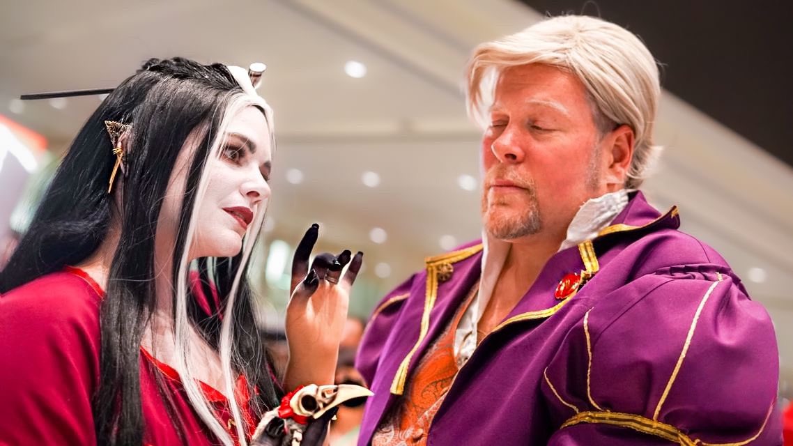 OriginalEmmArt's tweet photo. It’s Thursday!
Laudna & Bertrand discussing life and death… mostly death 🥺💀😫
Laudna created by @Marisha_Ray for @CriticalRole, cosplay: me
Bertrand created by @WillingBlam for @CriticalRole, cosplay: hubs
📸: DP&Co
#CriticalRole #criticalrolecosplay #laudna #bertrandbell https://t.co/u5RlxVnMp9