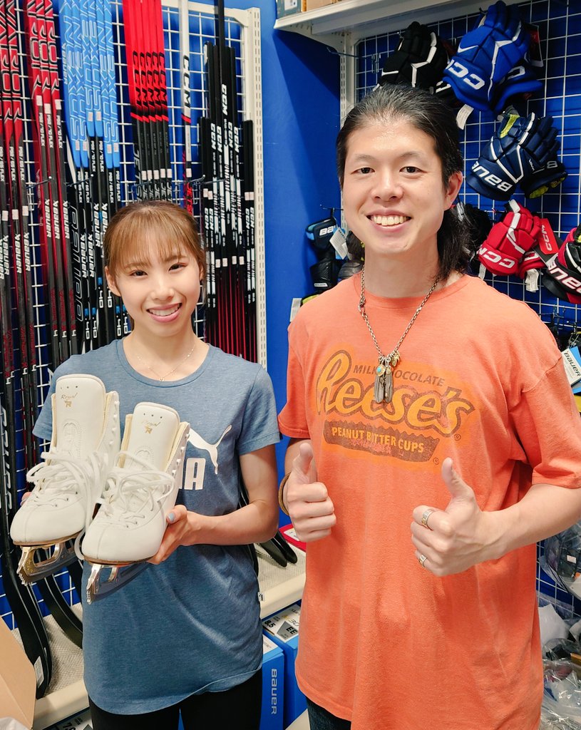 suke_torinku's tweet photo. 今日の小杉スケート横浜店
りをんちゃん来てくれてありがとう!
今シーズンは3Aと4T両方決めちゃいましょう!!
でもケガだけはしないようにね。
全力でサポート出来るように僕もがんばらなきゃ。
これからも応援してるねー!!
#住吉りをん
#RISPORT
#jacksonultima
#小杉スケート https://t.co/22DZtkiiBM