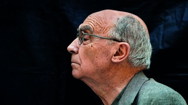 jornalnota's tweet photo. “Tentei não fazer nada na minha vida que envergonhasse a criança que fui. Quando me for deste mundo, partirão duas pessoas. Sairei de mão dada, com essa criança que fui.”

José Saramago https://t.co/9kjqhokAvp