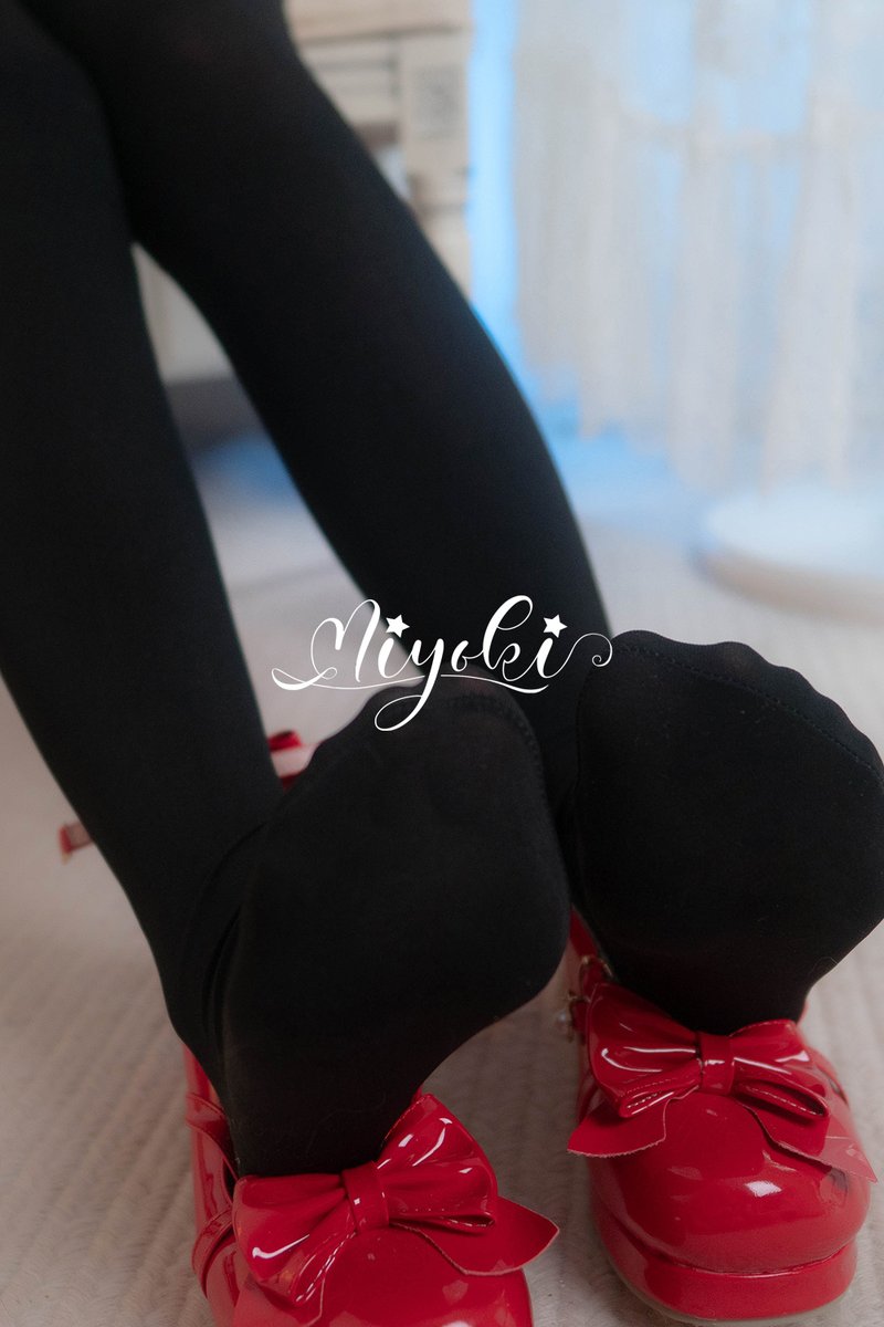 少见的穿了假过膝袜，红色的衣服确实很上镜~ https://t.co/lVIcQZeIc9