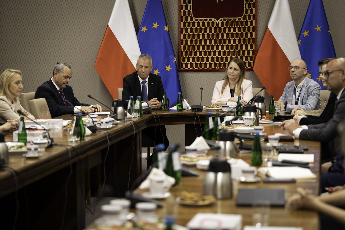 IngaJanuszkoMan's tweet image. O jasnej, spójnej i sprawnej komunikacji rozmawialiśmy podczas odprawy rzeczników wojewodów w @MSWiA_GOV_PL. Dobrze było po raz kolejny wymienić doświadczenia. Dziękuję @JacekDobrzynski, Agnieszka Pacek i @PawelSiedlecki oraz całemu zespołowi.