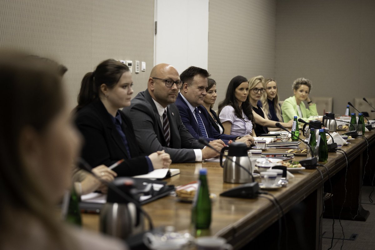 IngaJanuszkoMan's tweet image. O jasnej, spójnej i sprawnej komunikacji rozmawialiśmy podczas odprawy rzeczników wojewodów w @MSWiA_GOV_PL. Dobrze było po raz kolejny wymienić doświadczenia. Dziękuję @JacekDobrzynski, Agnieszka Pacek i @PawelSiedlecki oraz całemu zespołowi.