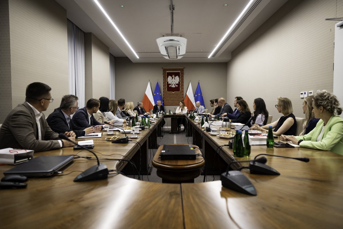 IngaJanuszkoMan's tweet image. O jasnej, spójnej i sprawnej komunikacji rozmawialiśmy podczas odprawy rzeczników wojewodów w @MSWiA_GOV_PL. Dobrze było po raz kolejny wymienić doświadczenia. Dziękuję @JacekDobrzynski, Agnieszka Pacek i @PawelSiedlecki oraz całemu zespołowi.