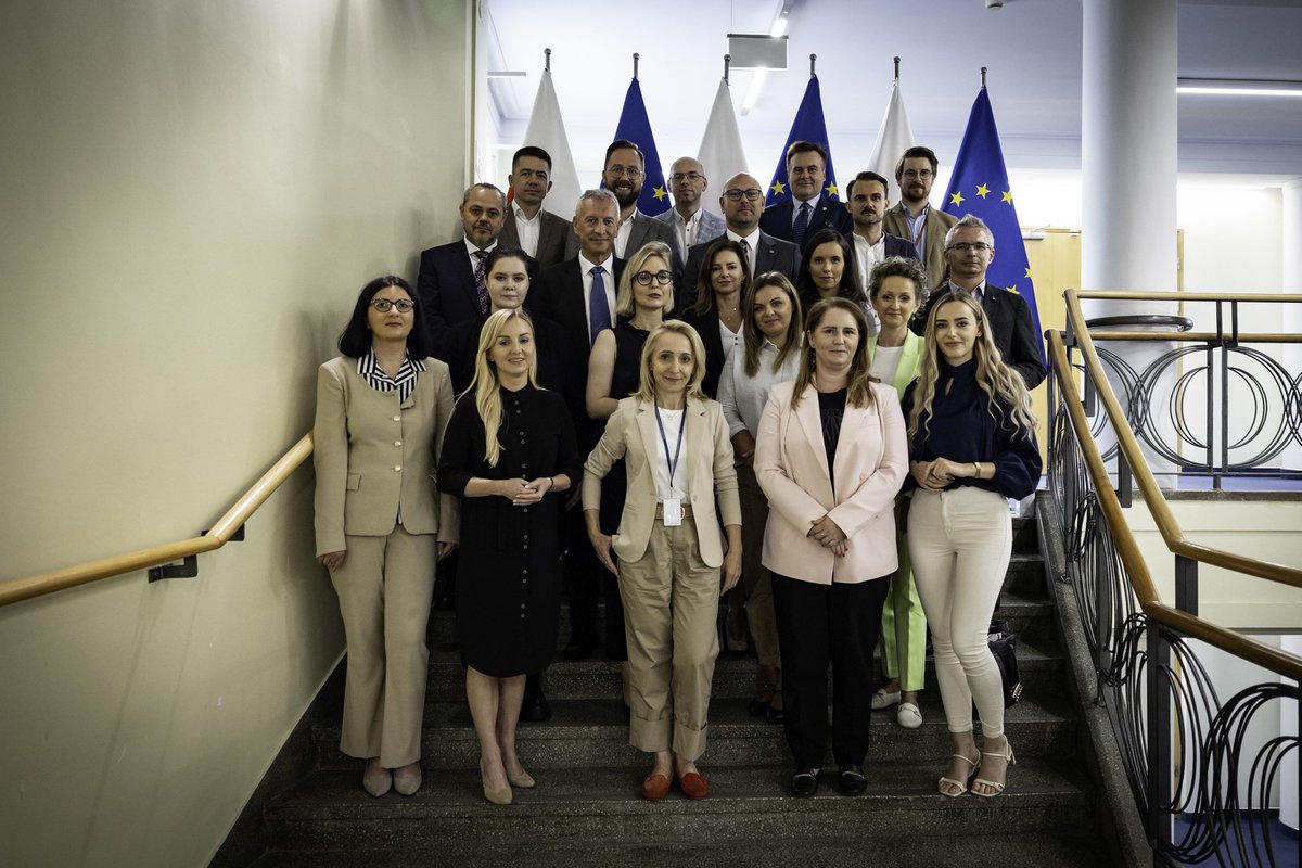 IngaJanuszkoMan's tweet image. O jasnej, spójnej i sprawnej komunikacji rozmawialiśmy podczas odprawy rzeczników wojewodów w @MSWiA_GOV_PL. Dobrze było po raz kolejny wymienić doświadczenia. Dziękuję @JacekDobrzynski, Agnieszka Pacek i @PawelSiedlecki oraz całemu zespołowi.