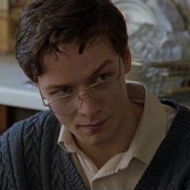 здравствуй. меня зовут чарльз. чарльз ксавье. студент-генетик. 

позволь узнать, а ты?…