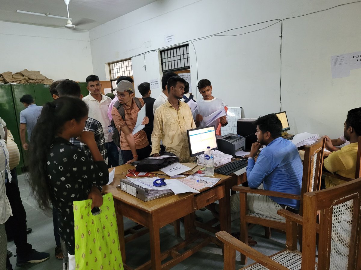 marutkumarsingh's tweet image. राजकीय पालिटेक्निक चरियांव बुजुर्ग देवरिया के अपने कार्यालय मे पालिटेक्निक मे प्रवेश हेतू  1st राउंड कॉउंसलिंग के अभ्यर्थीयों का अभिलेख परीक्षण करते हुए!
1st राउंड का, DV का कल दिनांक 10/07/2024 को अंतिम दिन है!
#JEECUP #BTE #POLYTECHNIC 
@Deoria_Wasi @deoriatimes #Deoria
