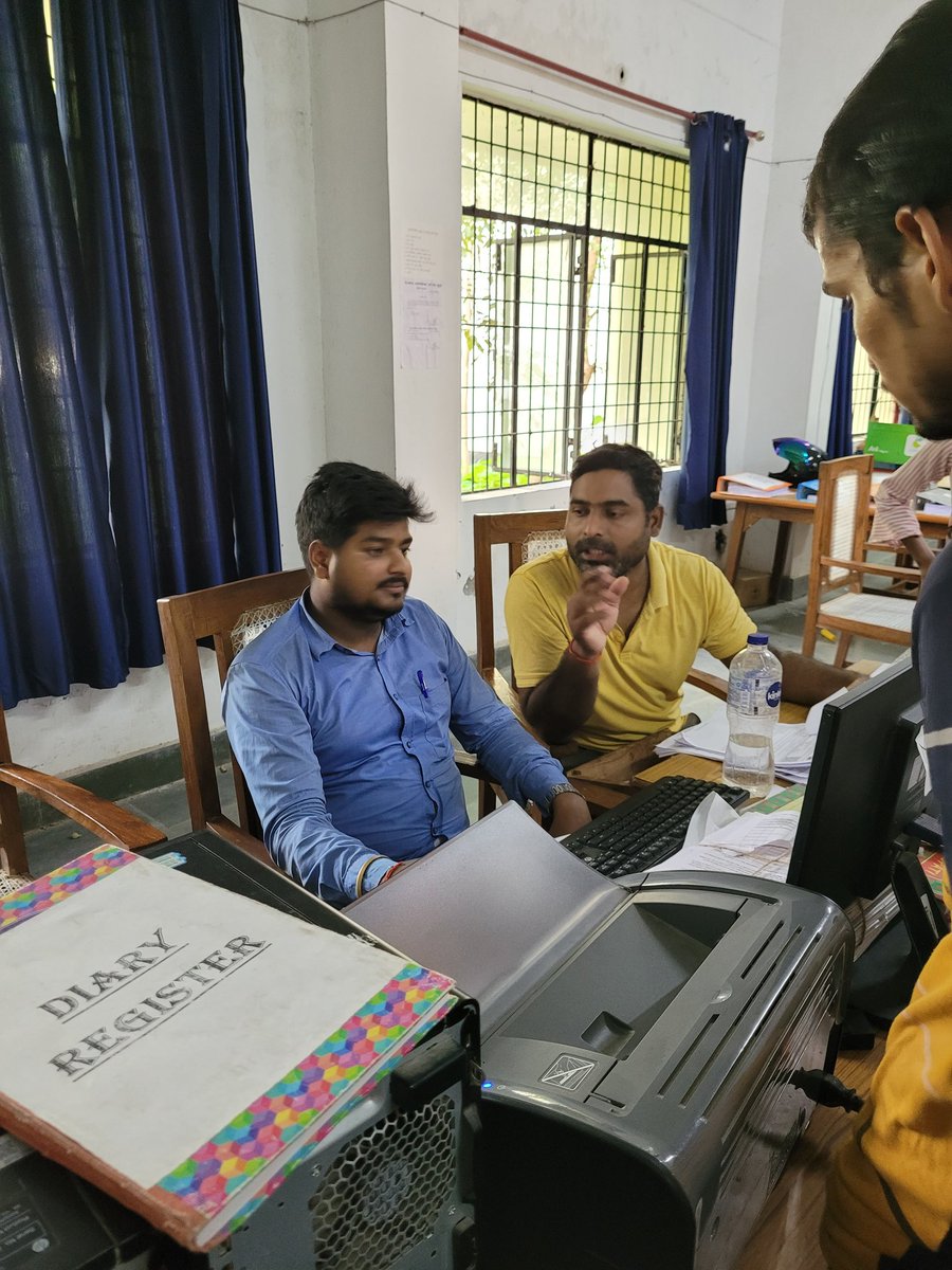 marutkumarsingh's tweet image. राजकीय पालिटेक्निक चरियांव बुजुर्ग देवरिया के अपने कार्यालय मे पालिटेक्निक मे प्रवेश हेतू  1st राउंड कॉउंसलिंग के अभ्यर्थीयों का अभिलेख परीक्षण करते हुए!
1st राउंड का, DV का कल दिनांक 10/07/2024 को अंतिम दिन है!
#JEECUP #BTE #POLYTECHNIC 
@Deoria_Wasi @deoriatimes #Deoria