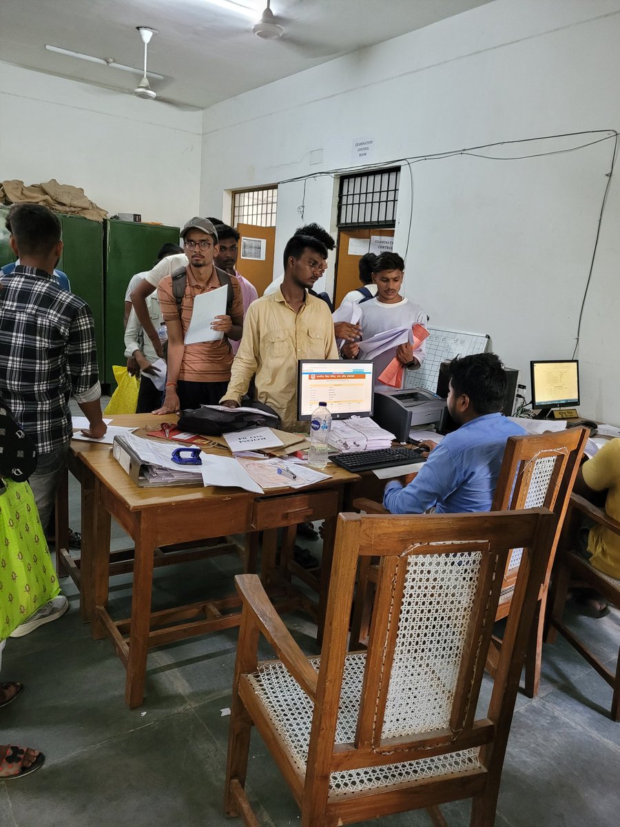 marutkumarsingh's tweet image. राजकीय पालिटेक्निक चरियांव बुजुर्ग देवरिया के अपने कार्यालय मे पालिटेक्निक मे प्रवेश हेतू  1st राउंड कॉउंसलिंग के अभ्यर्थीयों का अभिलेख परीक्षण करते हुए!
1st राउंड का, DV का कल दिनांक 10/07/2024 को अंतिम दिन है!
#JEECUP #BTE #POLYTECHNIC 
@Deoria_Wasi @deoriatimes #Deoria