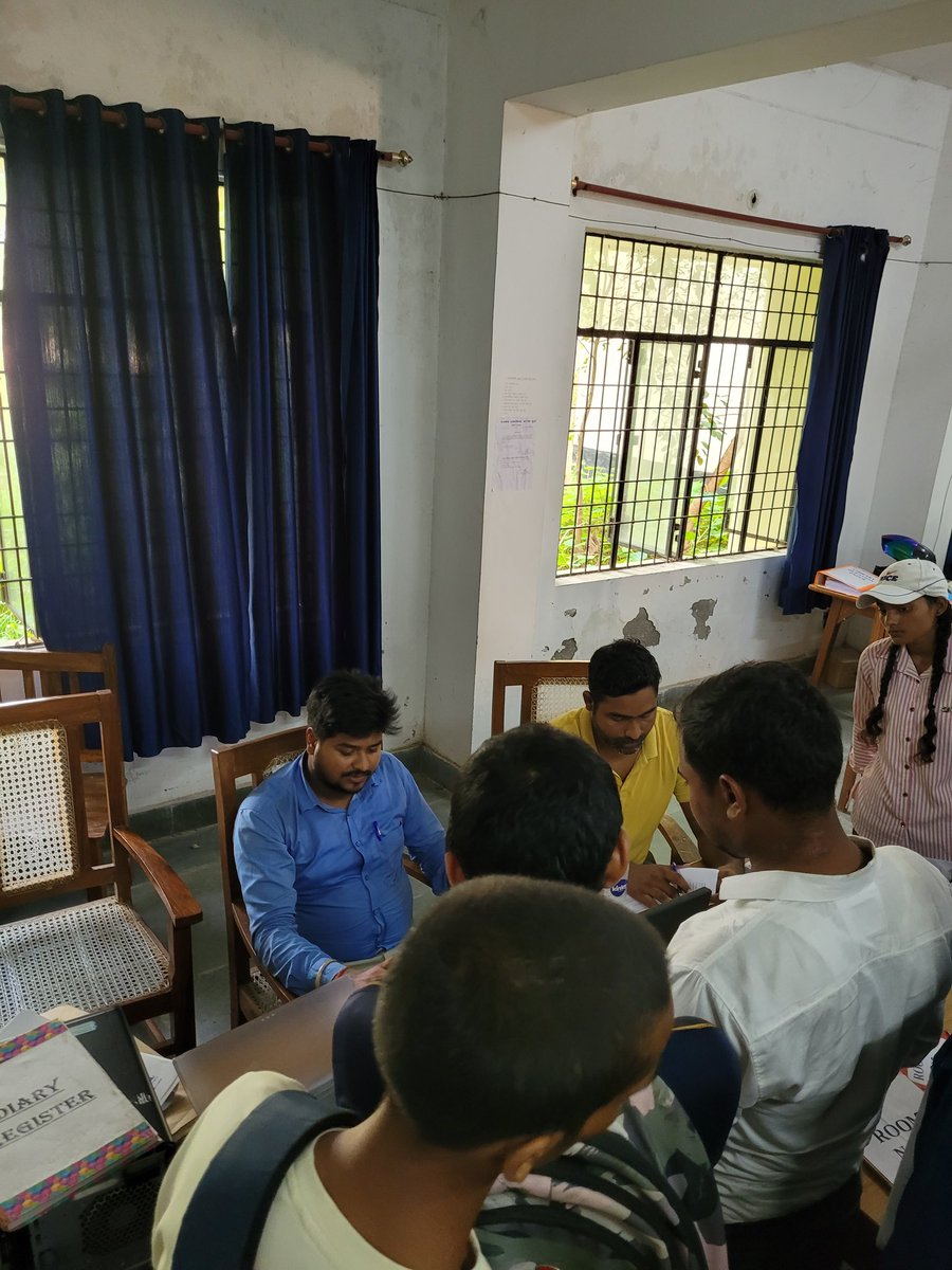 marutkumarsingh's tweet image. राजकीय पालिटेक्निक चरियांव बुजुर्ग देवरिया के अपने कार्यालय मे पालिटेक्निक मे प्रवेश हेतू  1st राउंड कॉउंसलिंग के अभ्यर्थीयों का अभिलेख परीक्षण करते हुए!
1st राउंड का, DV का कल दिनांक 10/07/2024 को अंतिम दिन है!
#JEECUP #BTE #POLYTECHNIC 
@Deoria_Wasi @deoriatimes #Deoria