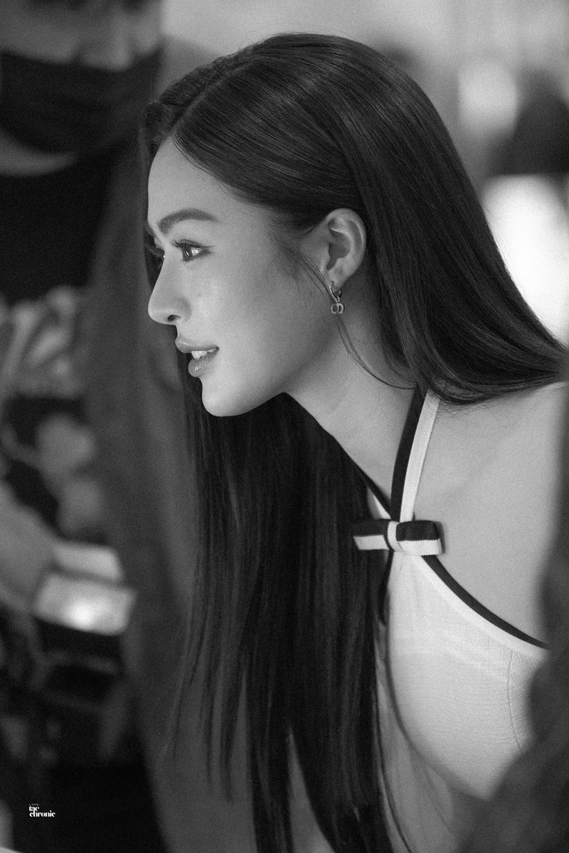 kwongkornnaphat's tweet photo. For the 1000th time, her beauty is UNREAL https://t.co/9fXLFg8KcM