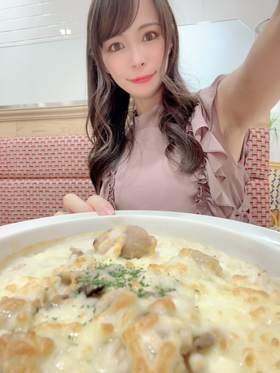 maki_kyouko's tweet photo. 昨日のエビグラタンパイからの本日はチキンとキノコのドリア😋
 #今日の真木めし https://t.co/HnuJGTMgDk