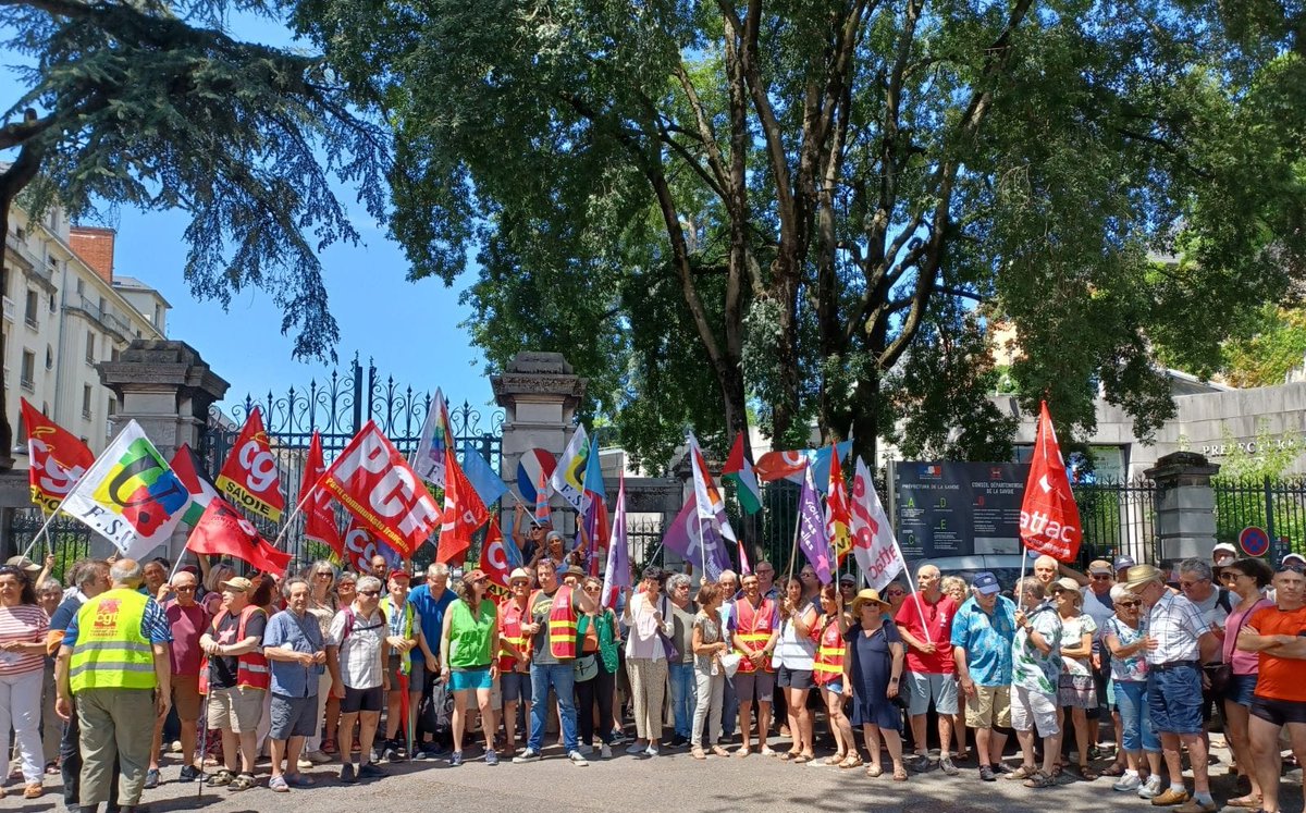 BillyMargueron's tweet image. Une centaine de personne devant la préfecture ce midi pour demander à ce que le président respect le vote populaire et nomme une personne du Front Populaire comme 1er ministre pour engager les politiques de transformation dès maintenant
