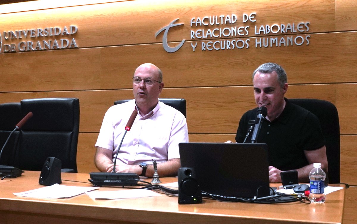 Frikilosofia1's tweet photo. 😊 ¡FRIKILOSOFÍA EN DIRECTO! En la @universidaddegranada, entrevistando a @daniel__arias y a los podcast @HabeisG  y @ElAgoradeLivia.

#Frikilosofía #ProgramaEnDirecto #Podcast #UniversidadGranada #FrikisAlPoder #envivo #habeiscerraelgas #podcastenespañol https://t.co/App2B0EeSv
