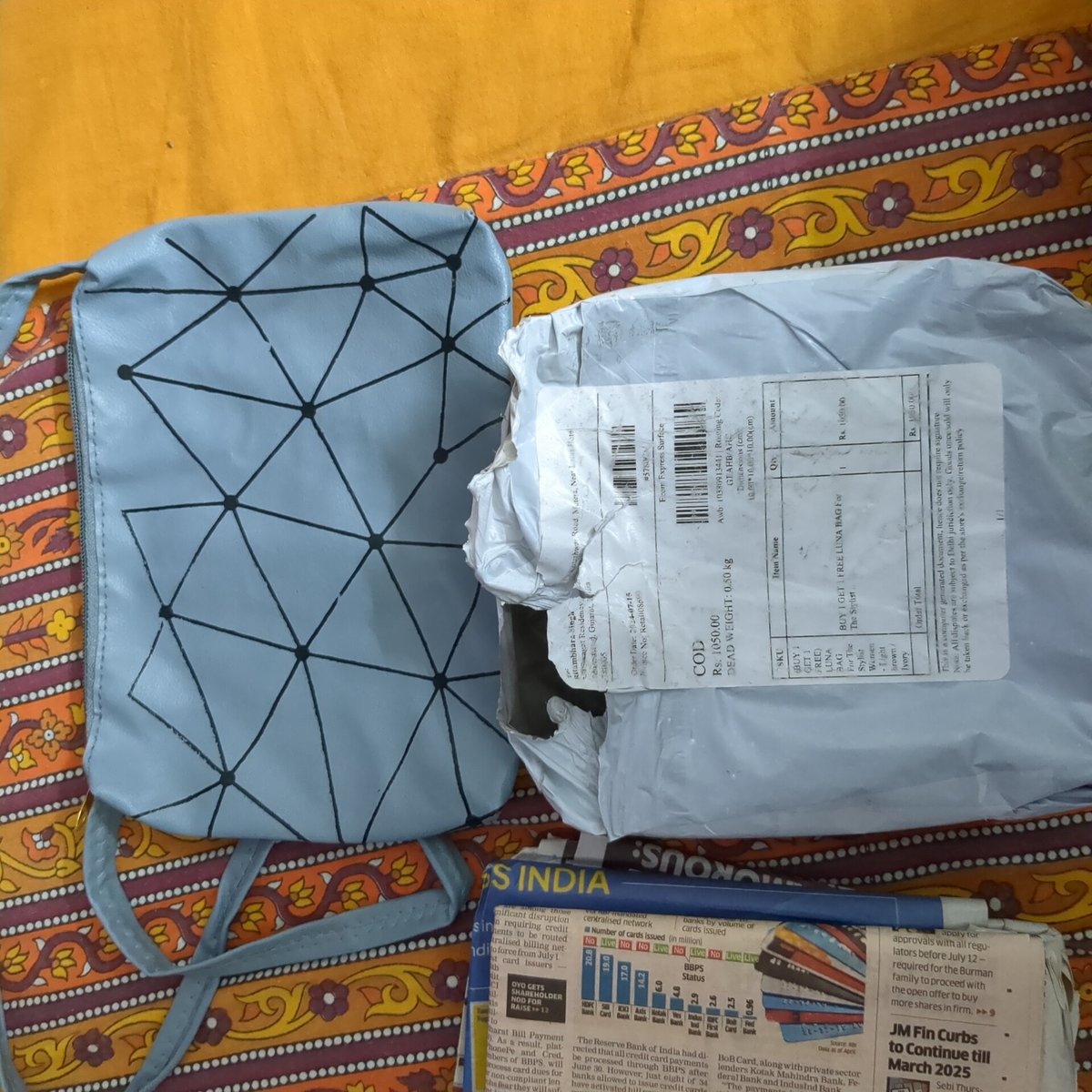 ritambharasing7's tweet photo. @ShiprocketIndia 
A fraud has happened using your website COD feature. I order a bag from  https://t.co/9WhWoWqx0k
I have attached the pic of what I ordered and recieved.
I kindly request you to take action ASAP. Many people can be trapped in this kind of fraud using your website https://t.co/z9dSHpFYvb