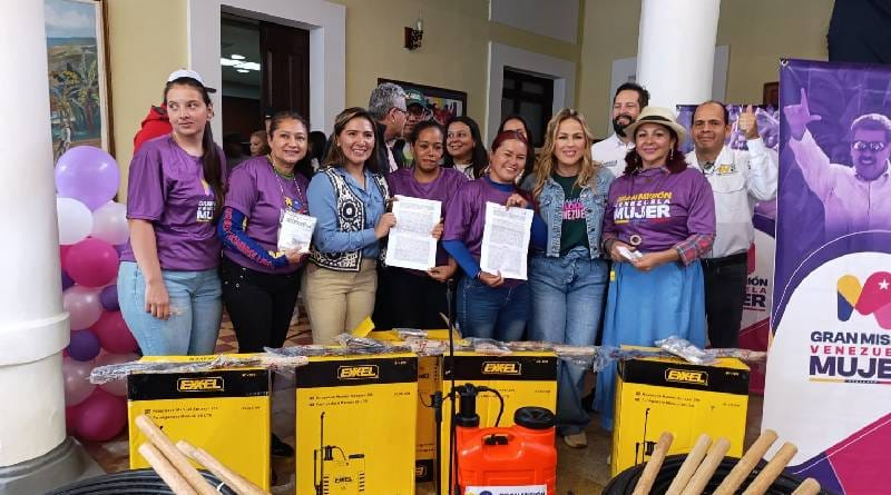 mvenezuelamujer's tweet photo. Mujeres tachirenses recibieron 115 biofinanciamientos gracias a la Gran Misión Venezuela Mujer. 👩🏼

¡Apoyando la producción de alimentos en el estado! 🌾🌱

@NicolasMaduro
@ConCiliaFlores
@delcyrodriguezv 
@DhelizAlvarez
@KaremDeBernal 
@jhoagaby 
#VenezuelaObrera https://t.co/oa23WKbqc9