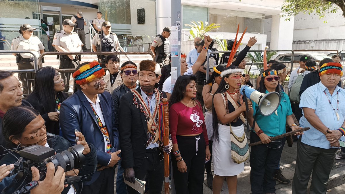 WaoResistencia's tweet photo. #Ahora Dirigentes de siete nacionalidades indígenas de la #Amazonía en Rueda de Prensa frente a la @CorteConstEcu.
#AuduenciaYa #SentenciaYa #NuestroTerritorioNoEstáEnVenta
🔴 Transmisión #EnVivo 👇🏻
https://t.co/mSDaDT31Qe https://t.co/7Q5VuothR4
