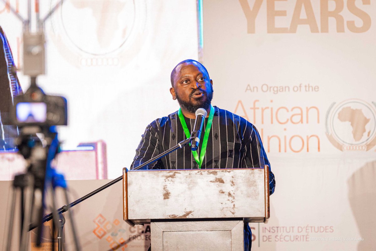 charter_africa's tweet photo. 🌍 @drewfremen  highlighted how technology impacts African democratic #governance and enhances e-governance and citizen engagement, but it also brings challenges like the digital divide and cyber-surveillance. 

#Tech4Democracy 

Stay Tuned for more following @AU_ECOSOCC https://t.co/DmmnD5CgzF