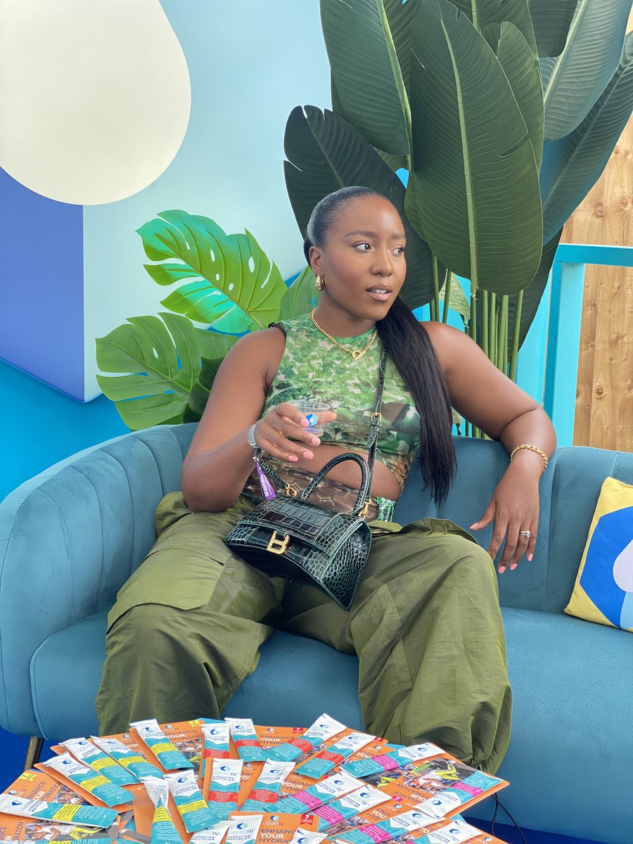 Olivia_Gold's tweet photo. When you lead and produce a festival activation and sample product to 45,000 consumers over 3 days 👏🏾👏🏾👏🏾

As a marketer meeting consumers where they are is at the heart of connecting and building a rapport with them in a seamless way. https://t.co/aotmhubSo1