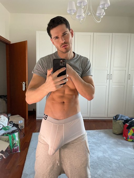 Watch Hunk Marc's leaked NSFW photo on TwXstars