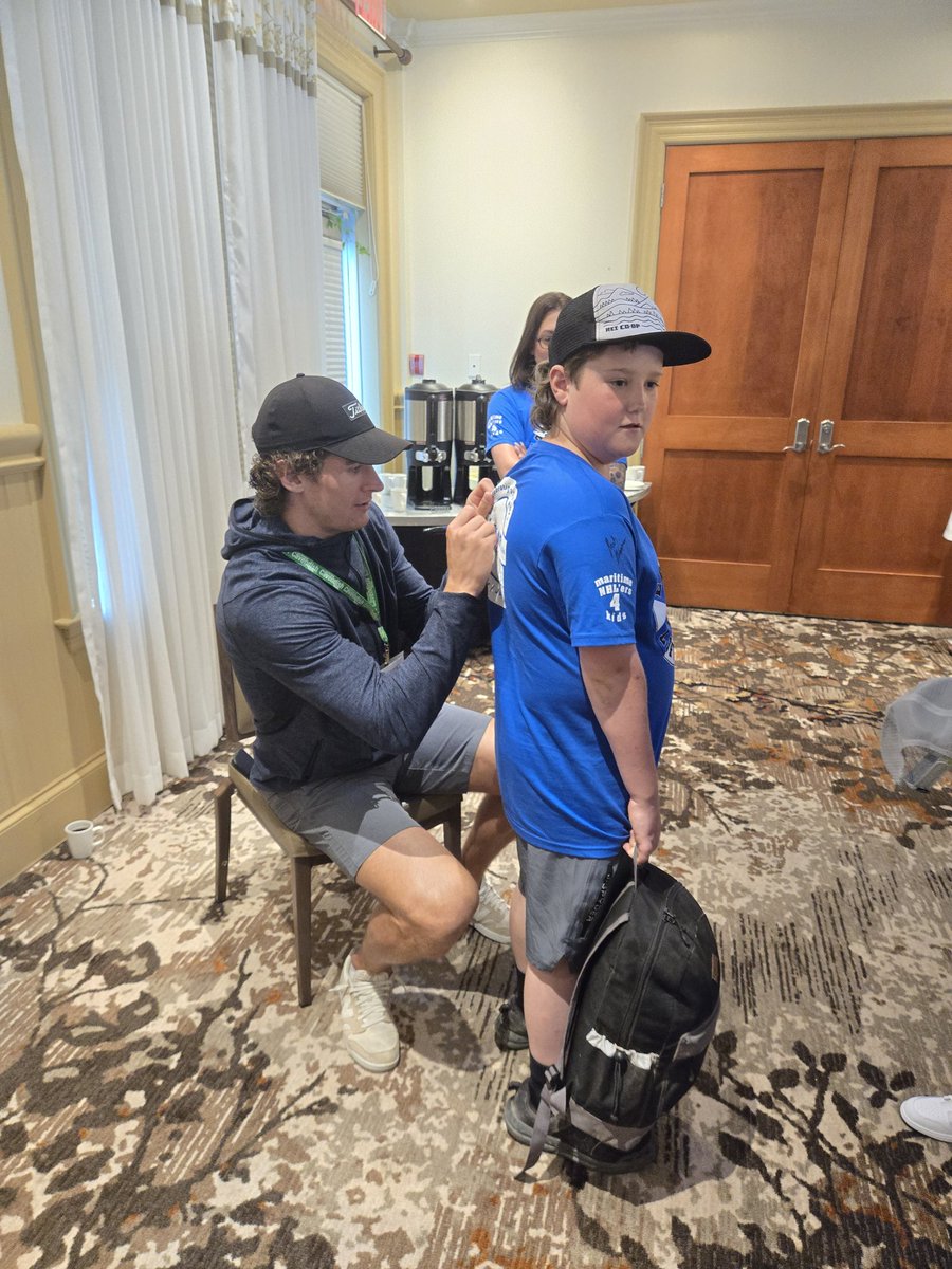 Life-long memories made during the autograph session ☺️

#MN4Kids #LetsGetThemPlaying #Mission100k #TheLastShift <a href="/CTJumpstart/">Canadian Tire Jumpstart Charities</a> <a href="/_TIMBERMART/">TIMBER MART</a>