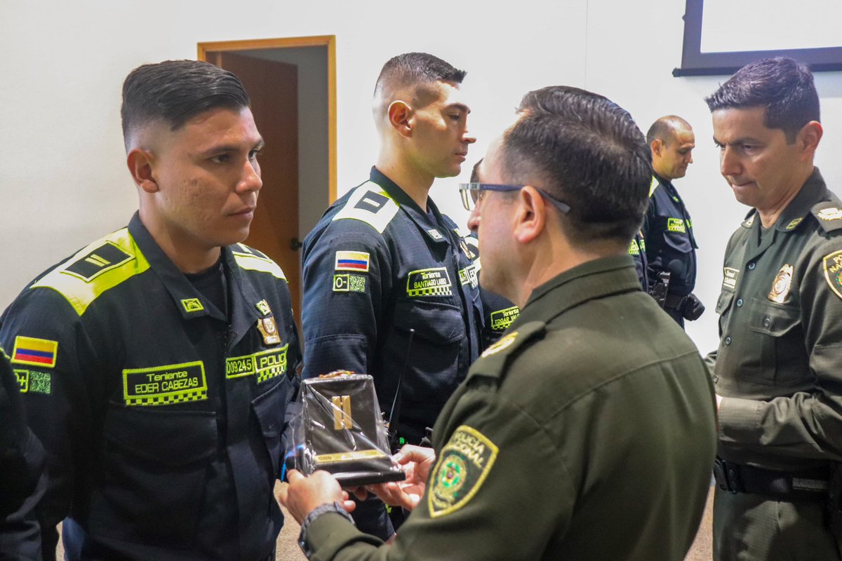 PoliciaBogota's tweet photo. Reconocemos el arduo trabajo y trayectoria institucional de nuestros policías, su compromiso ha sido fundamental en la reducción y contención de los delitos que afectan la seguridad y convivencia ciudadana.
#EsDeValientes 👮🏻♀️👮🏻♂️
#SeguridadEnElTerritorio🚔 https://t.co/8zHu3f37xZ