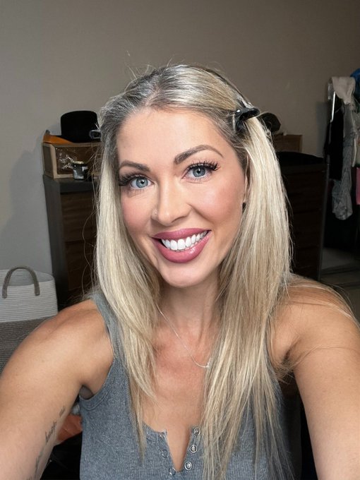 Dressed and headed to the airport! Tulsa, here I come! https://t.co/hFINAHOzH4 https://t.co/zb1ZG9Ms